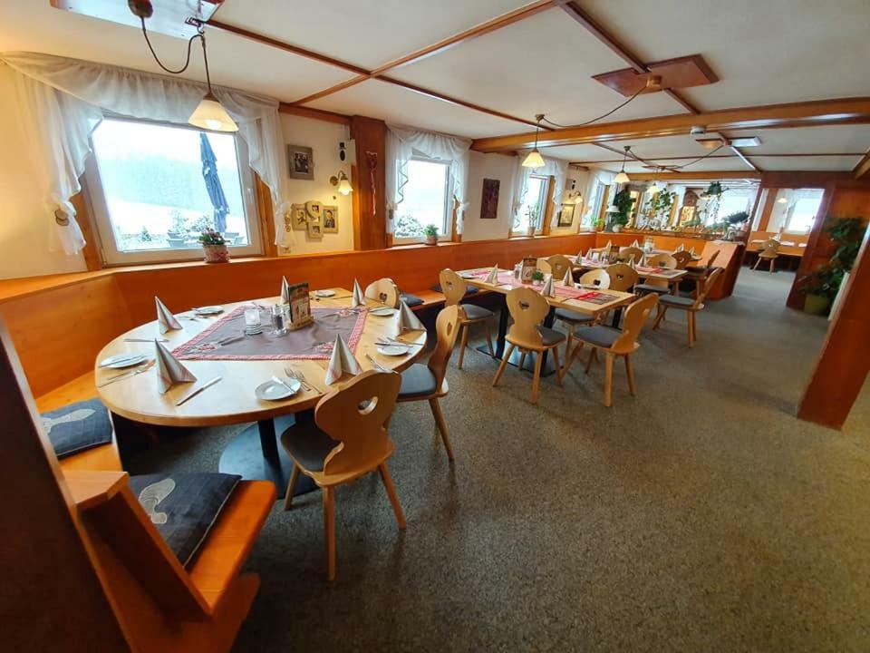 Gasthaus Zum Hirschen Фуртванген Екстериор снимка