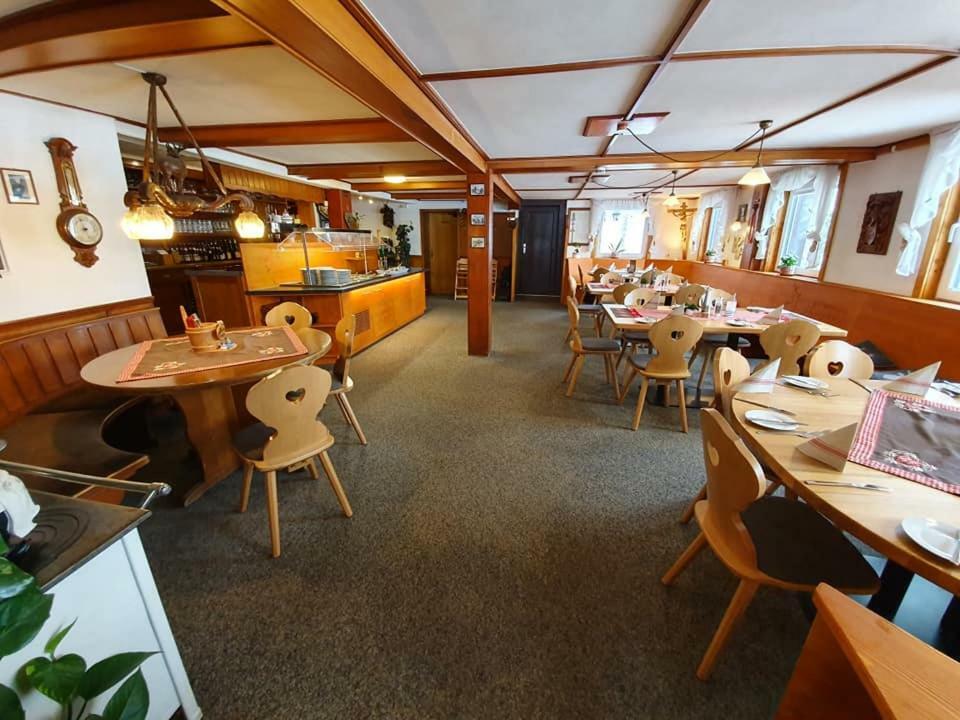 Gasthaus Zum Hirschen Фуртванген Екстериор снимка