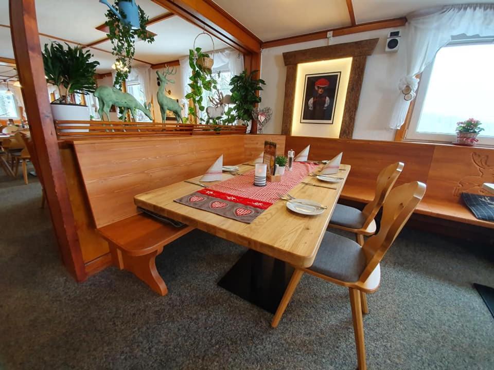 Gasthaus Zum Hirschen Фуртванген Екстериор снимка