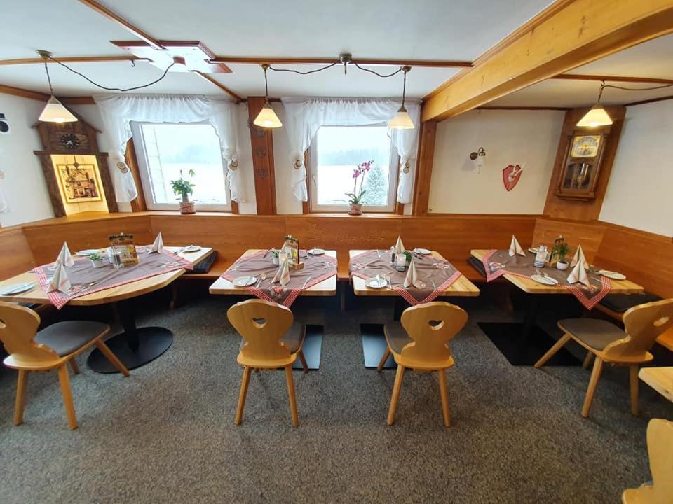 Gasthaus Zum Hirschen Фуртванген Екстериор снимка